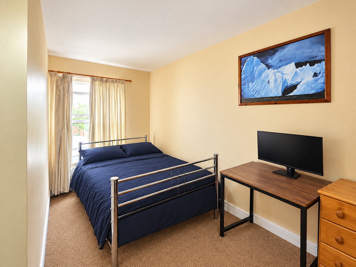 Room Caesars Road in Newport