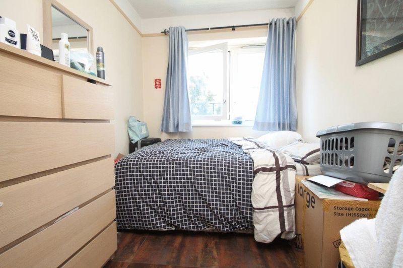 Flat Deverell Street in Greater London