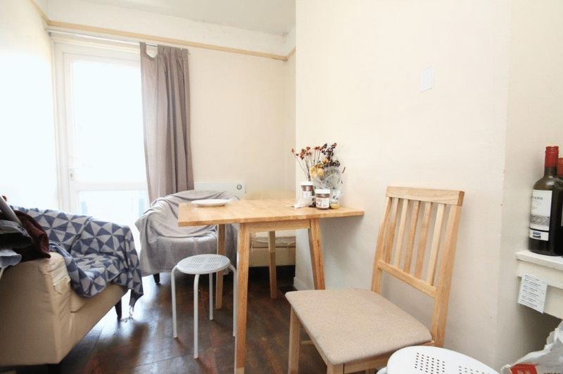 Flat Deverell Street in Greater London