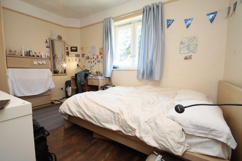 Flat Deverell Street in Greater London