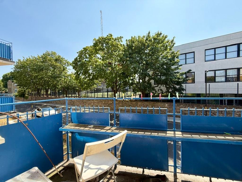 Flat Deverell Street in Greater London