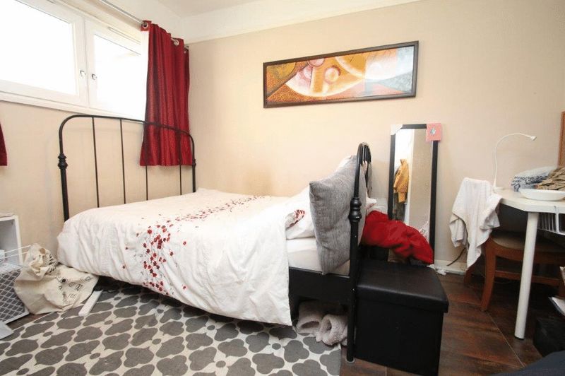 Flat Deverell Street in Greater London