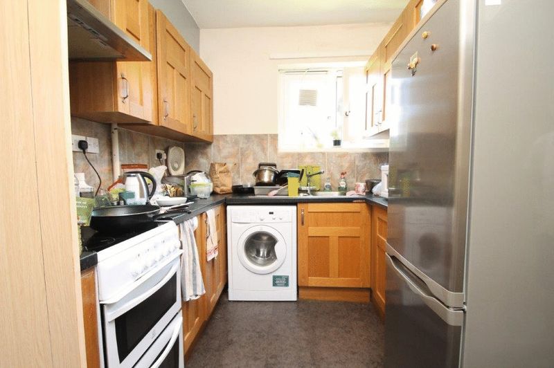 Flat Deverell Street in Greater London