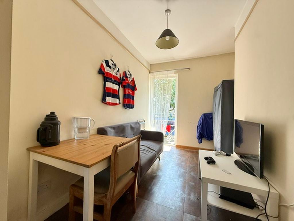 Flat Deverell Street in Greater London