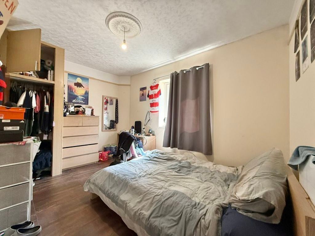 Flat Deverell Street in Greater London