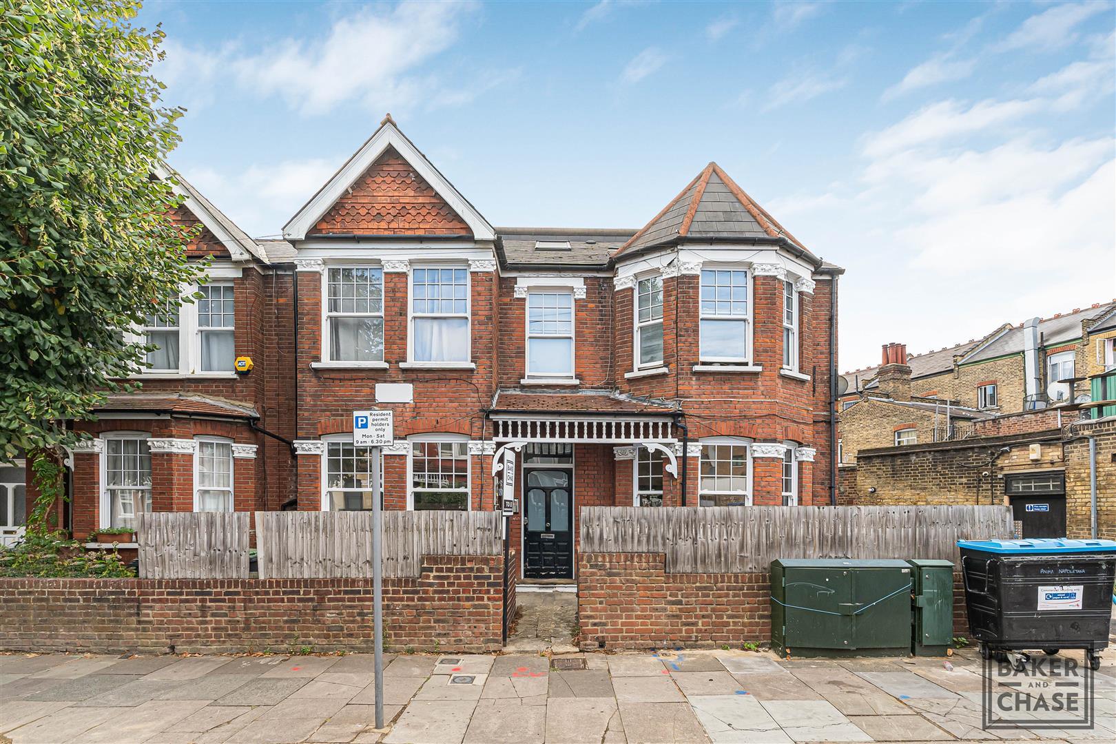Flat Alderman's Hill in Greater London