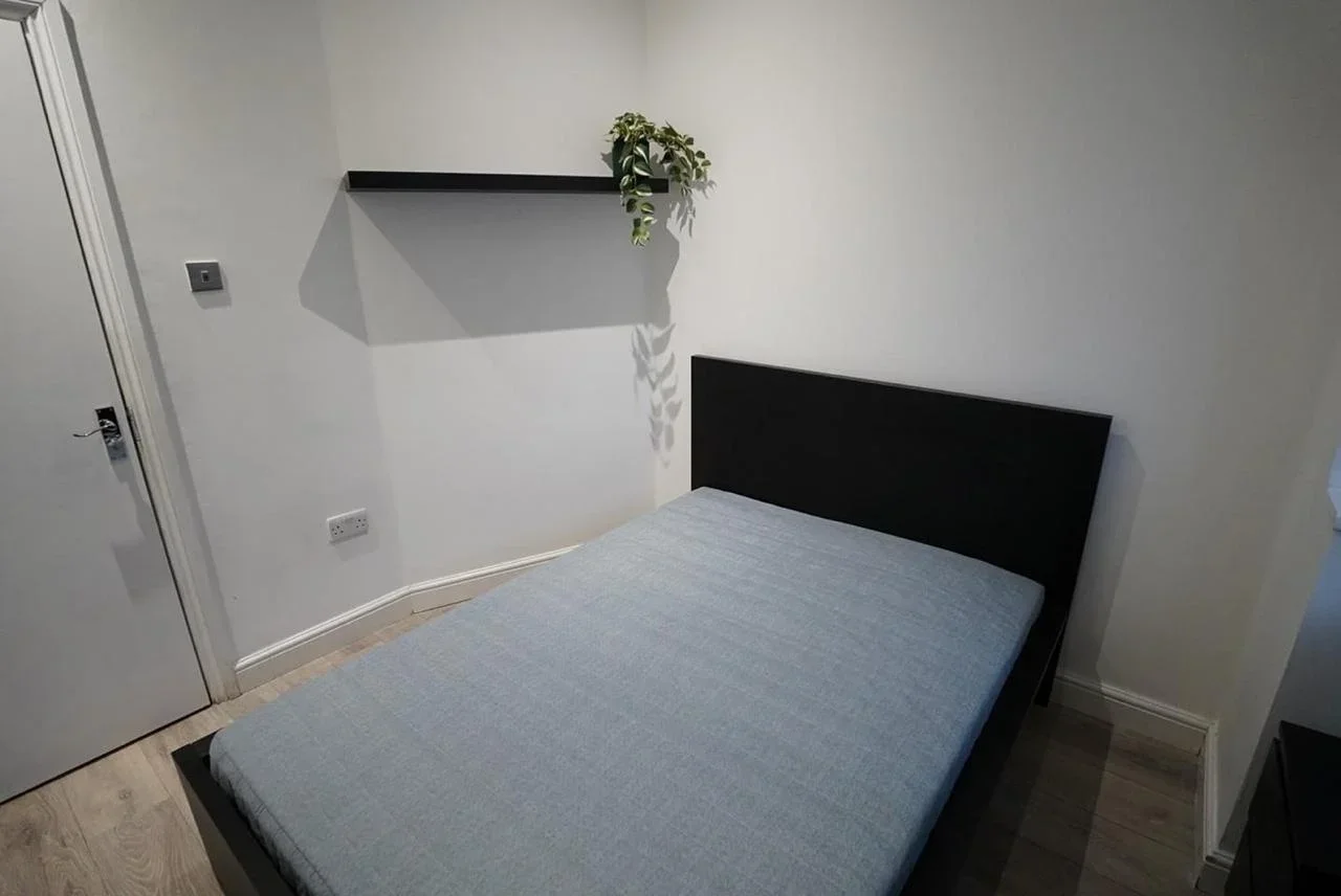 Room Harrow Road in Greater London