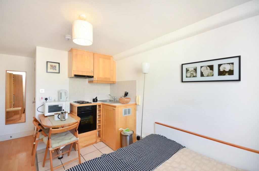Flat Belgrave Road in City of Westminster