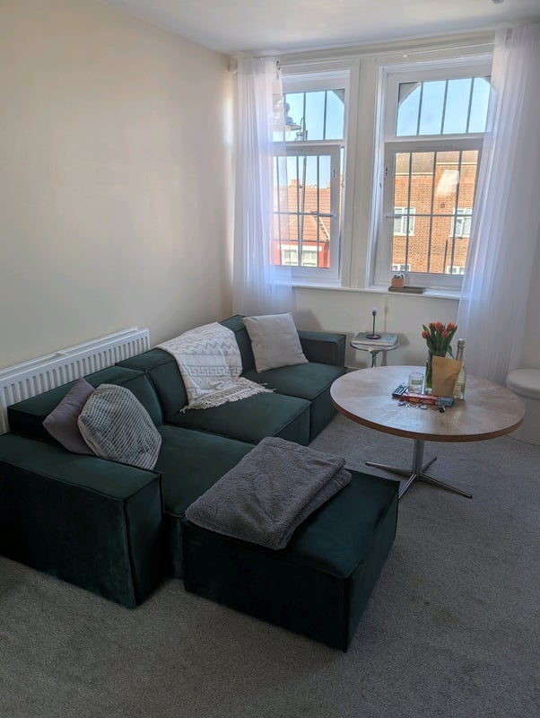 Room Amen Corner in Greater London