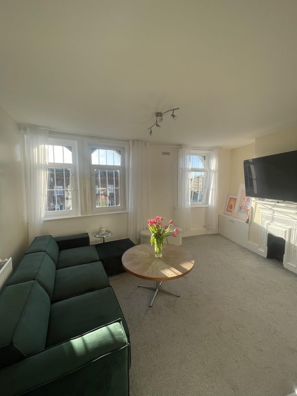 Room Amen Corner in Greater London
