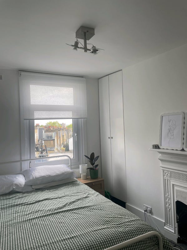 Room Amen Corner in Greater London