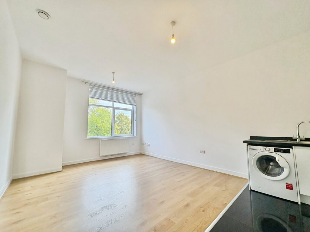 Flat Knoll Road in Surrey Heath