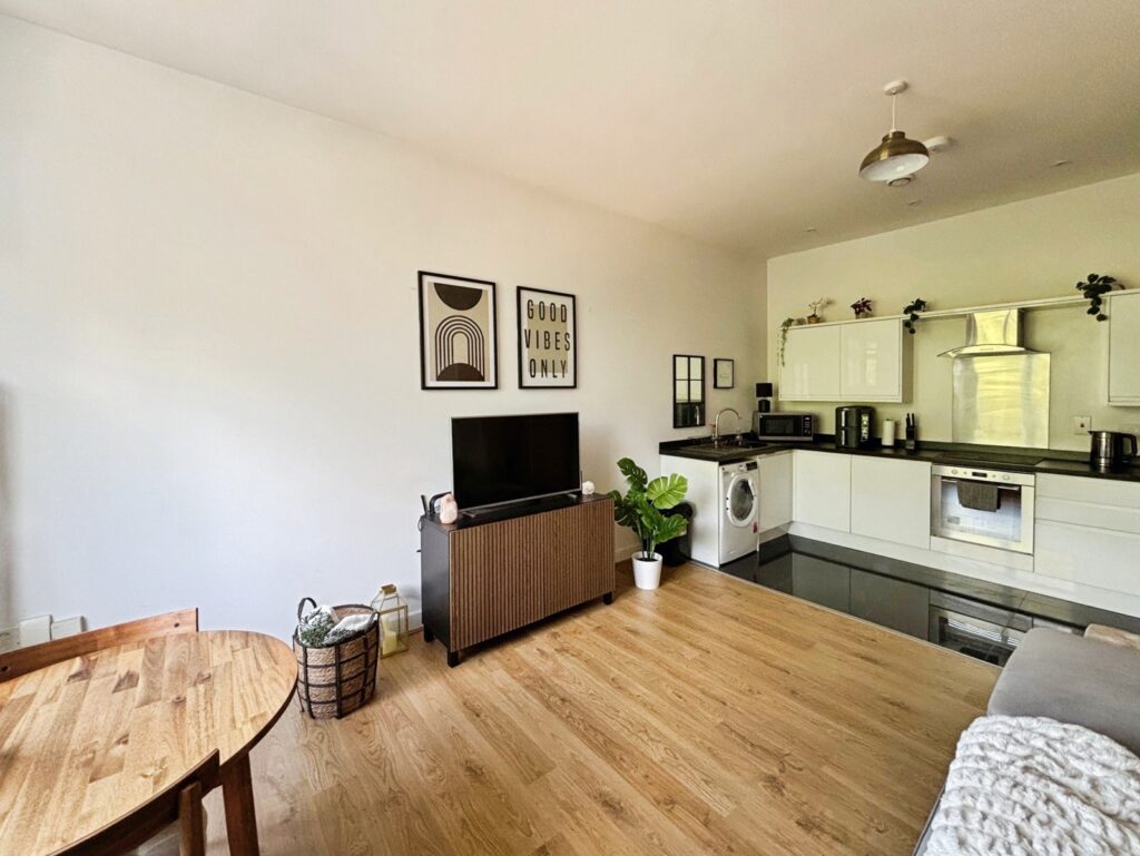 Flat Knoll Road in Surrey Heath