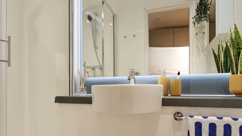 Room Alscot Road in Greater London