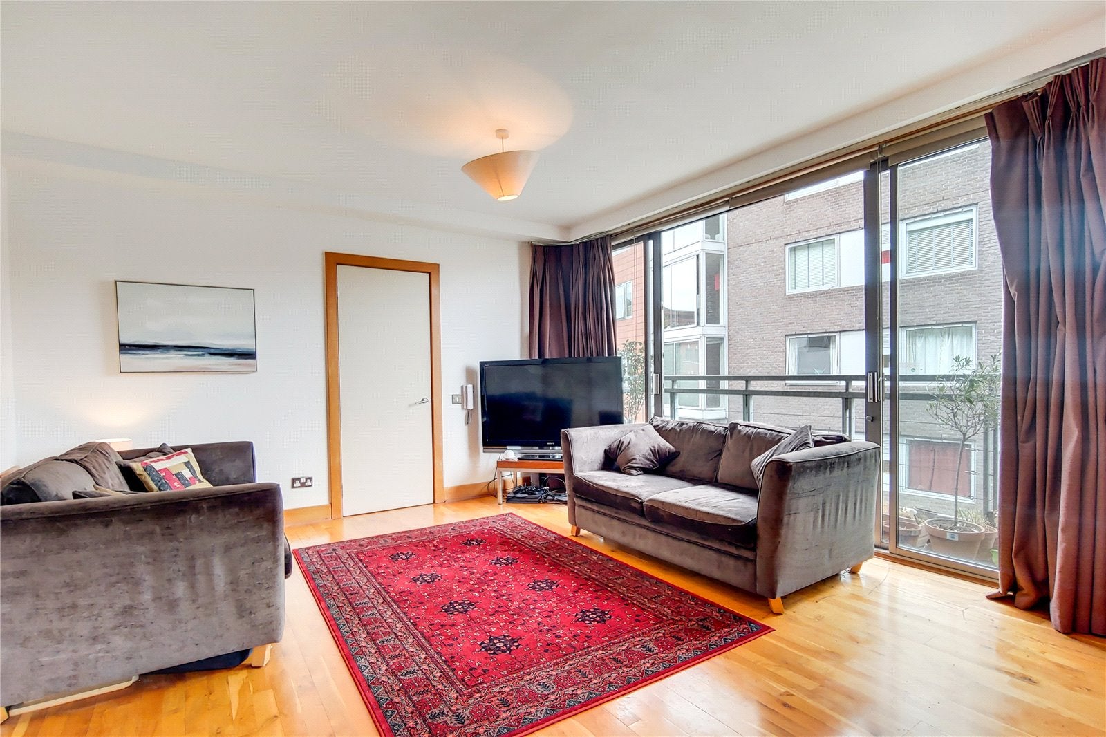 Flat Swan Court in Greater London