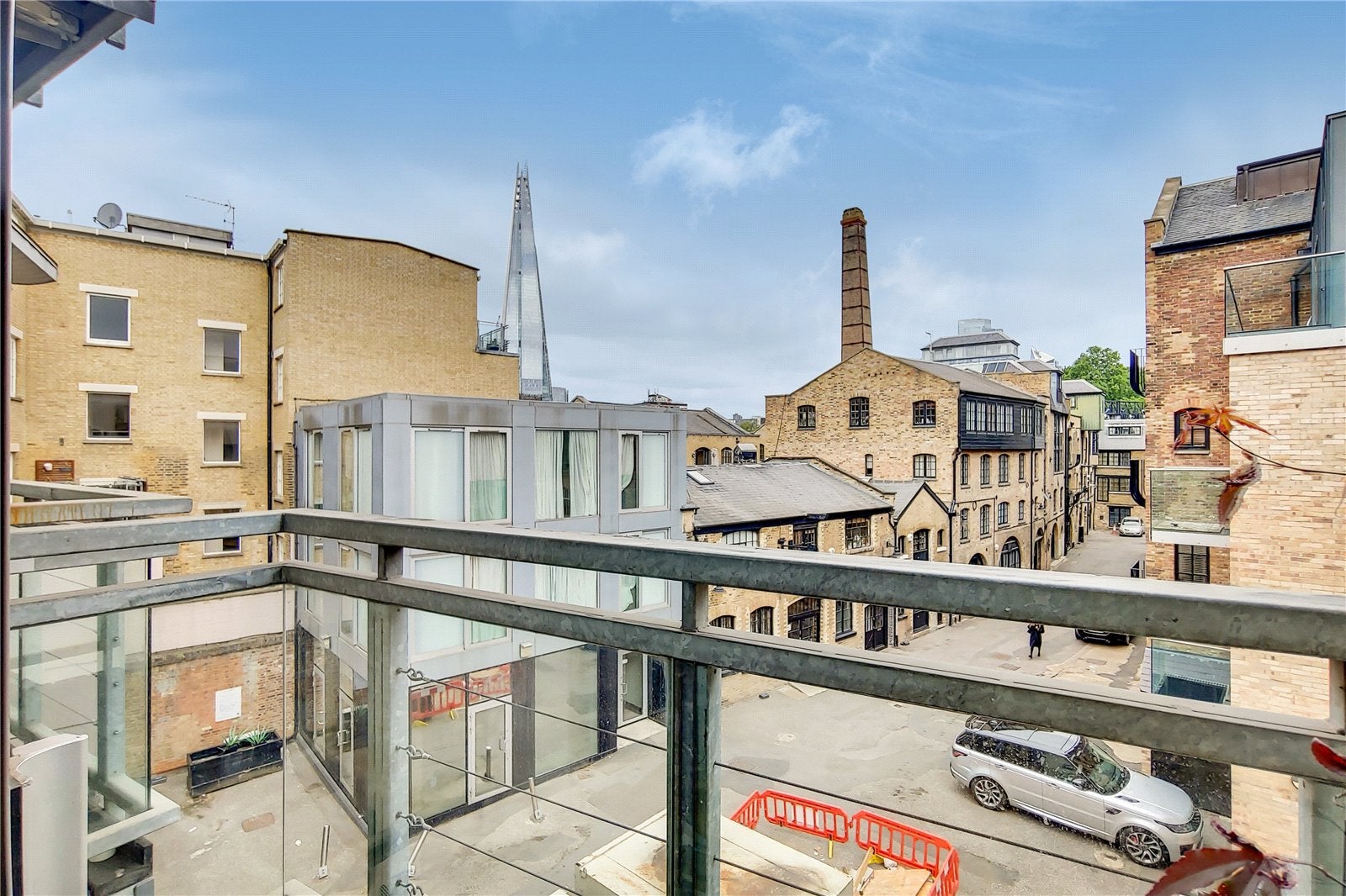 Flat Swan Court in Greater London