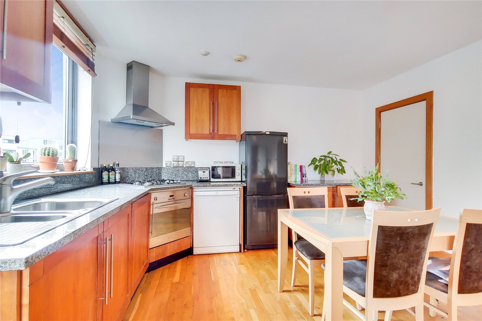 Flat Swan Court in Greater London