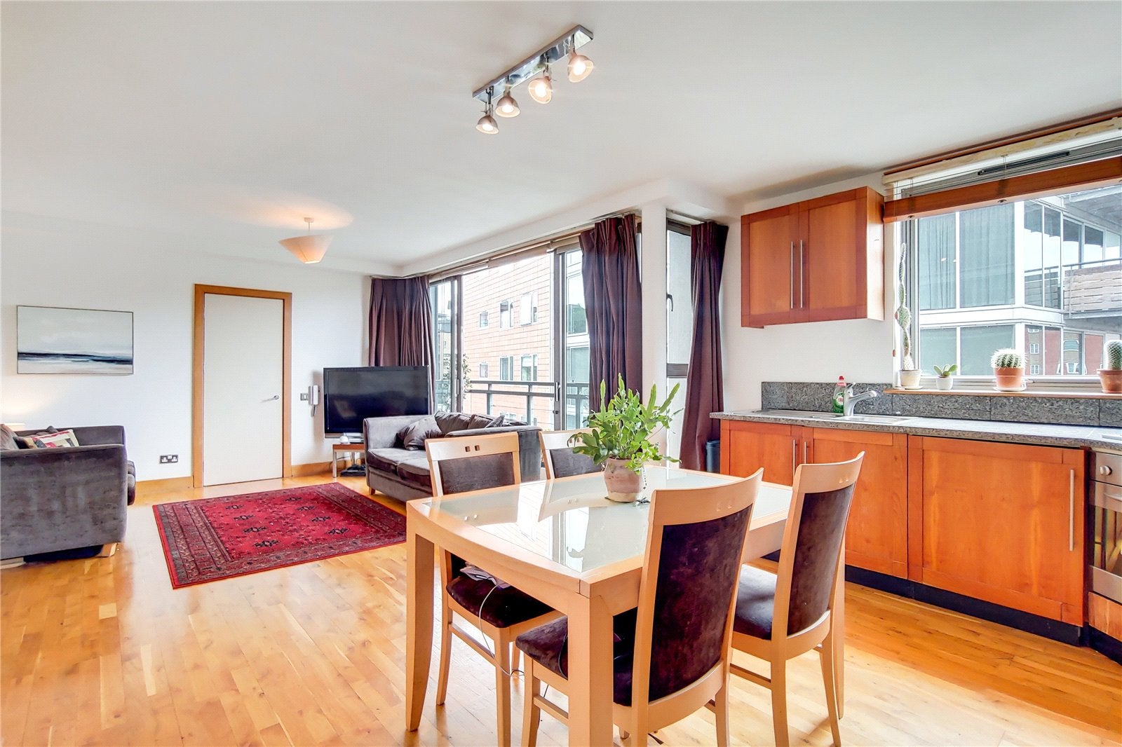 Flat Swan Court in Greater London