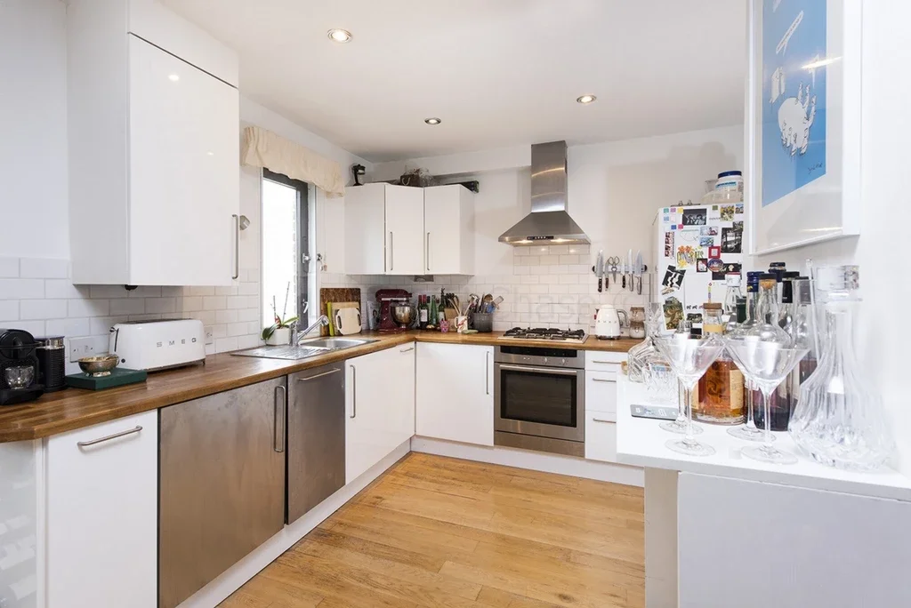 Flat Mackenzie Road in Greater London