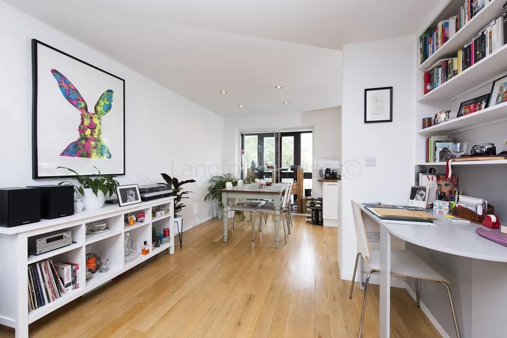 Flat Mackenzie Road in Greater London