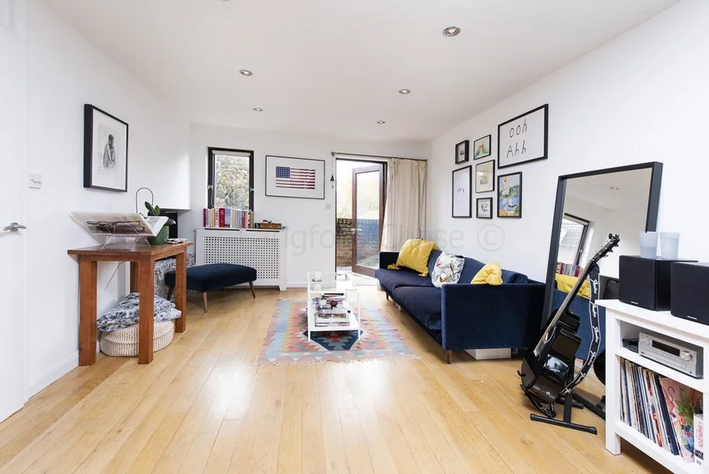 Flat Mackenzie Road in Greater London