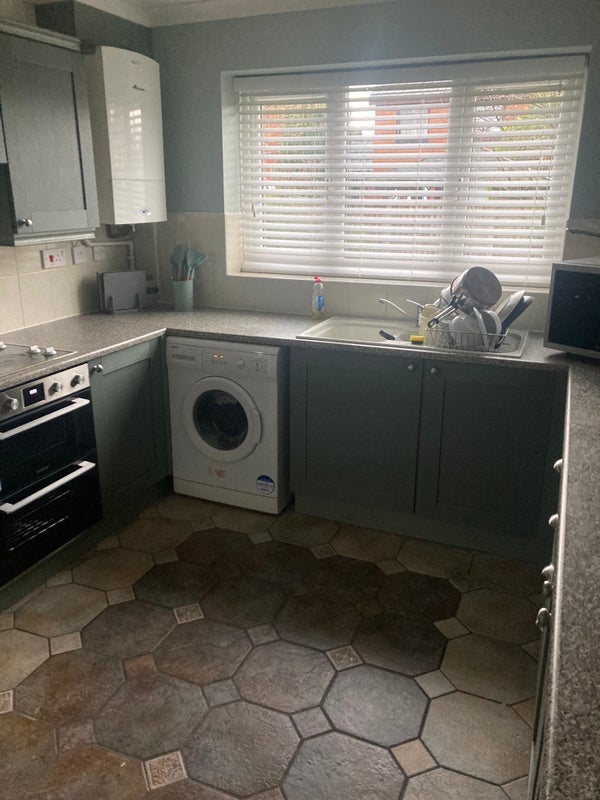 Room Eremon Close in Liverpool