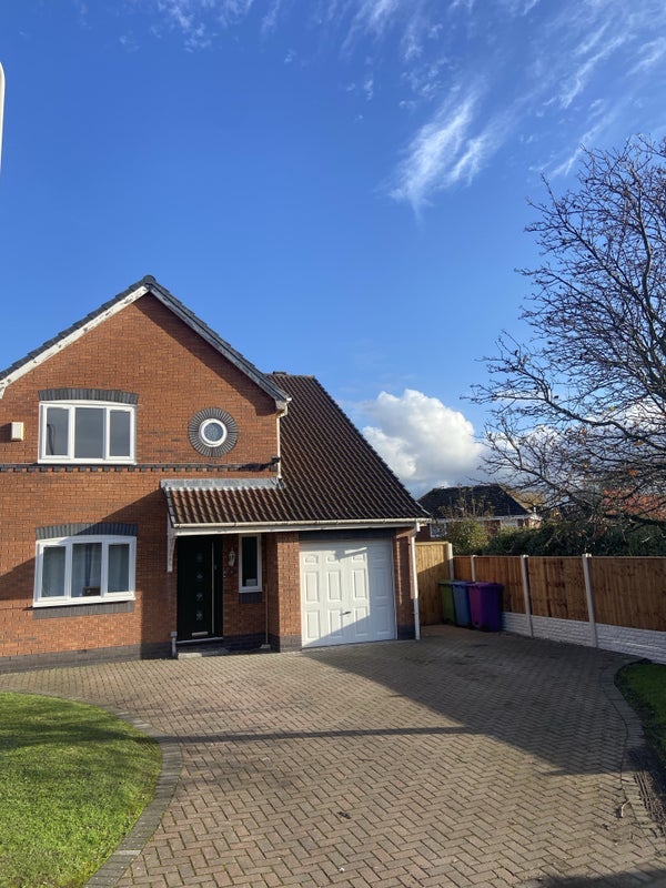 Room Eremon Close in Liverpool