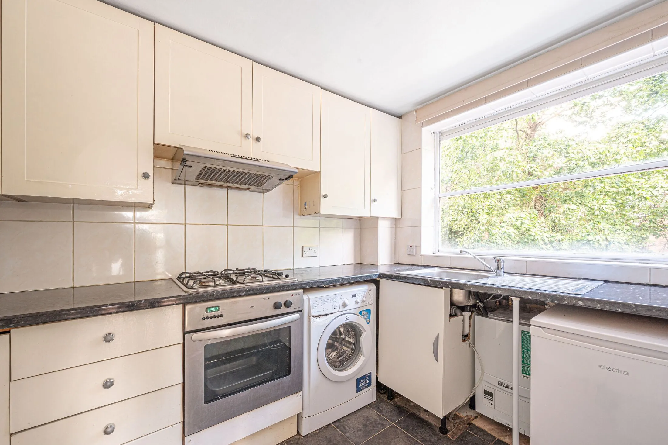 Flat Fairview Court in Greater London