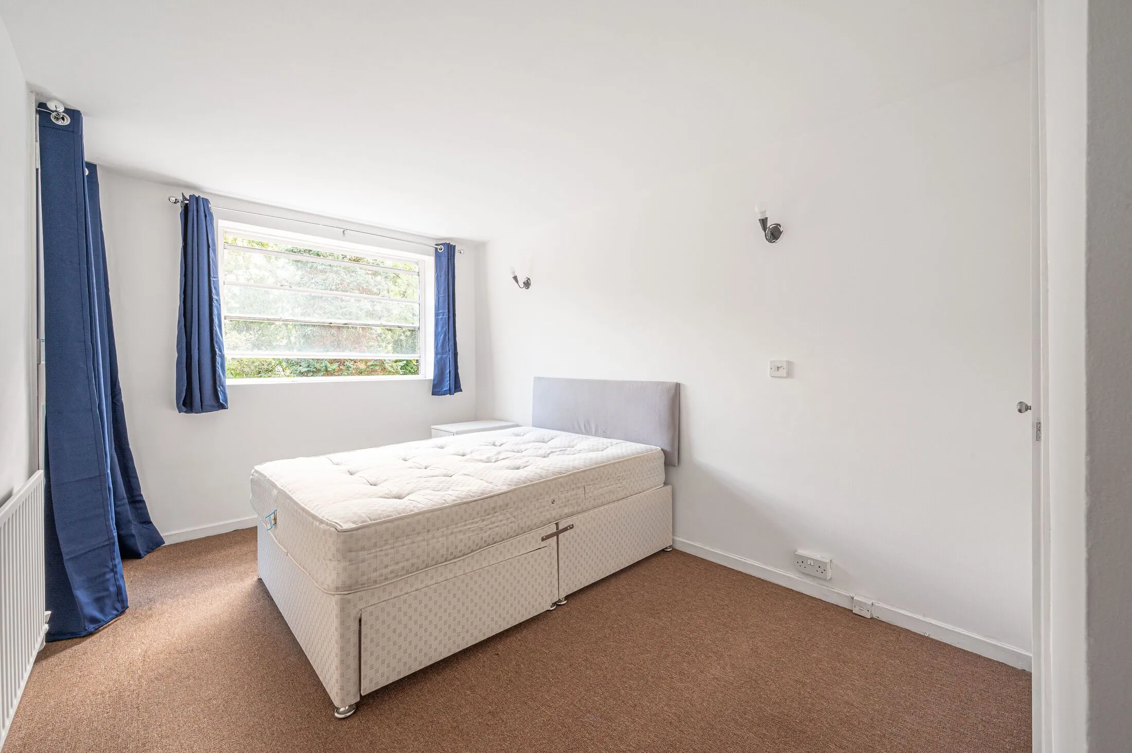 Flat Fairview Court in Greater London