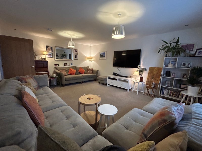 Room Hallam Grange Crescent in Sheffield
