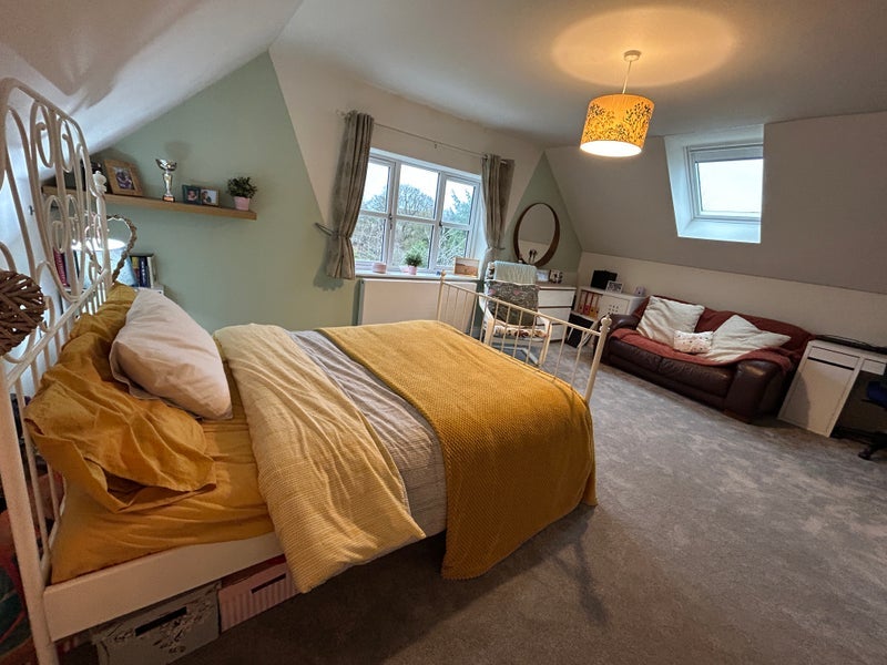 Room Hallam Grange Crescent in Sheffield