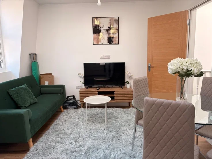 Flat Manbey Grove in Greater London