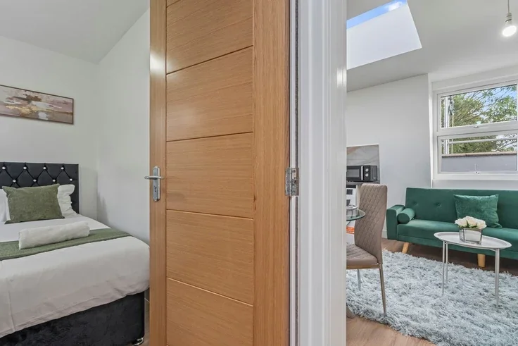 Flat Manbey Grove in Greater London