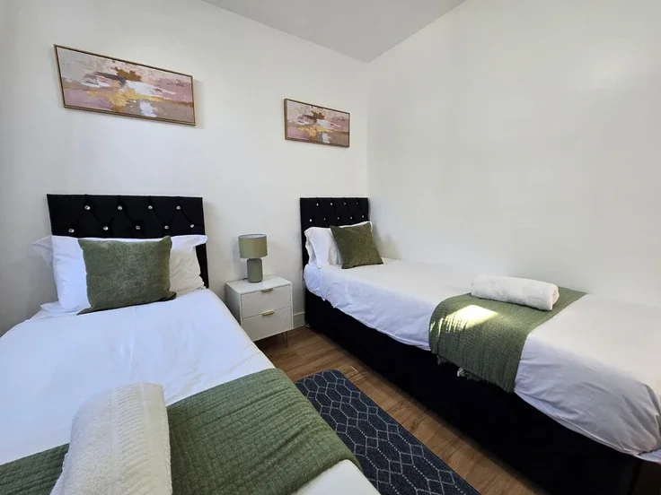 Flat Manbey Grove in Greater London