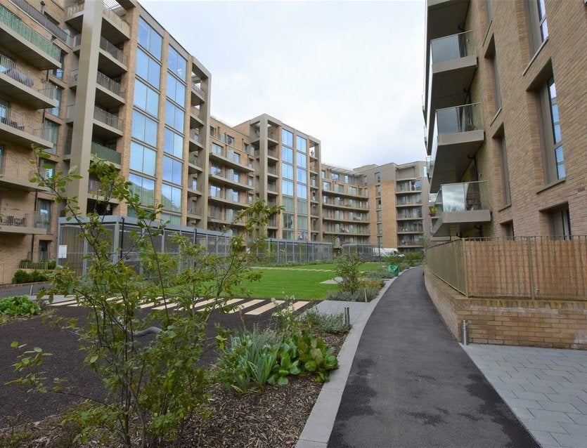 Flat Garnet Place in Greater London