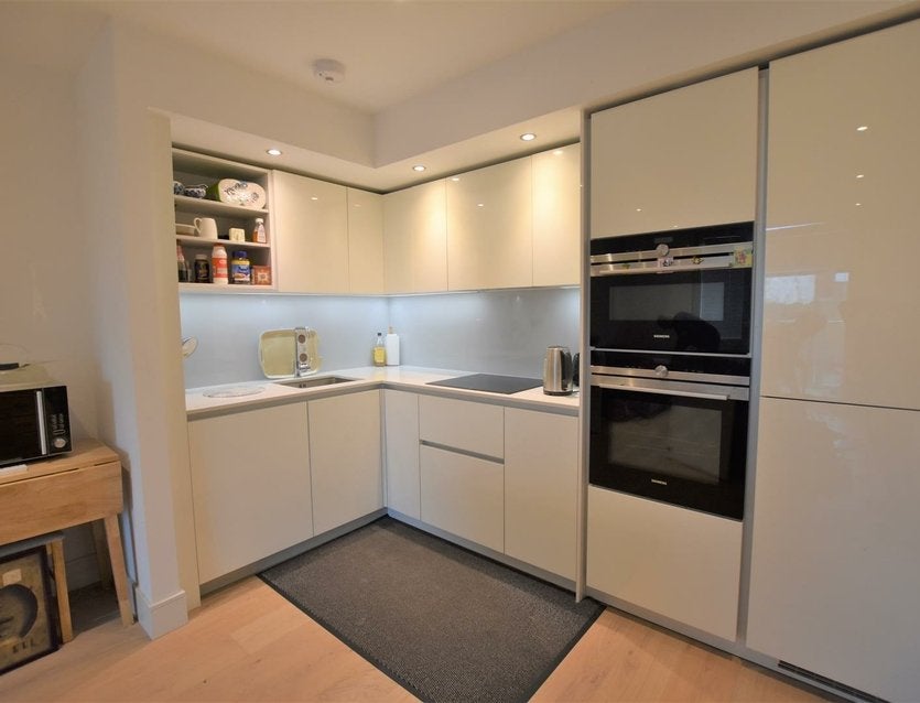 Flat Garnet Place in Greater London