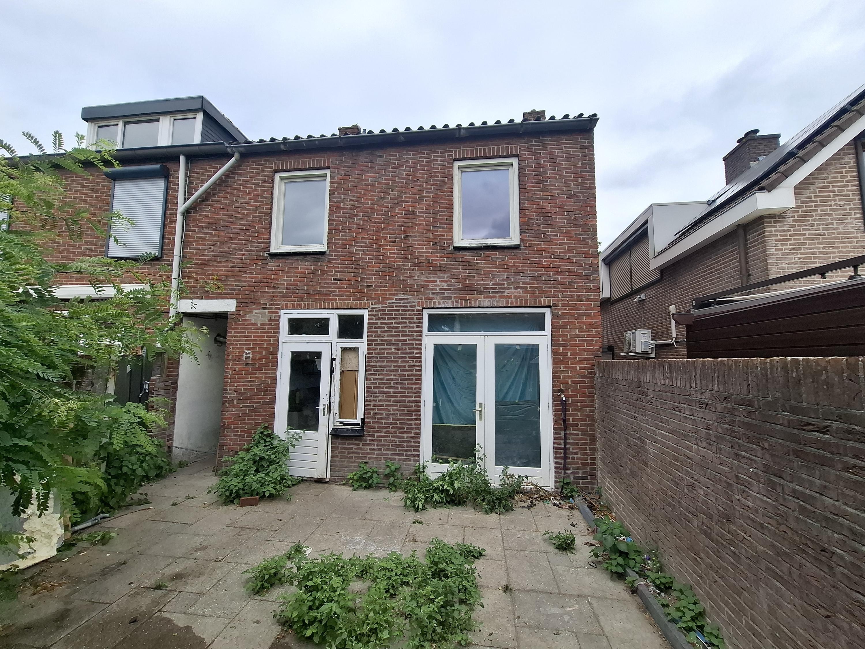 Twee-onder-één-kap te koop: Kalsdonksestraat 100, Roosendaal