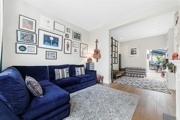 Flat Coldharbour Lane in London