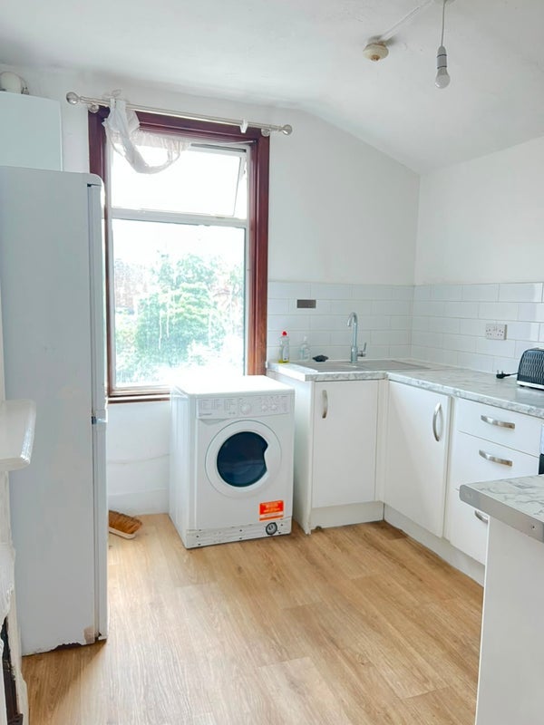 Room Browning Road in Greater London