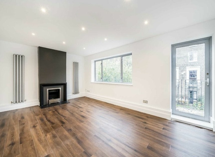 Flat Murray Mews in Greater London