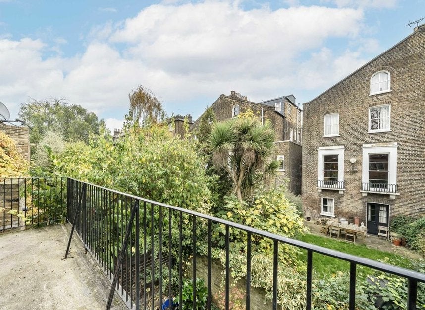 Flat Murray Mews in Greater London