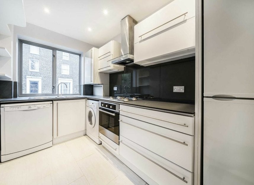 Flat Murray Mews in Greater London