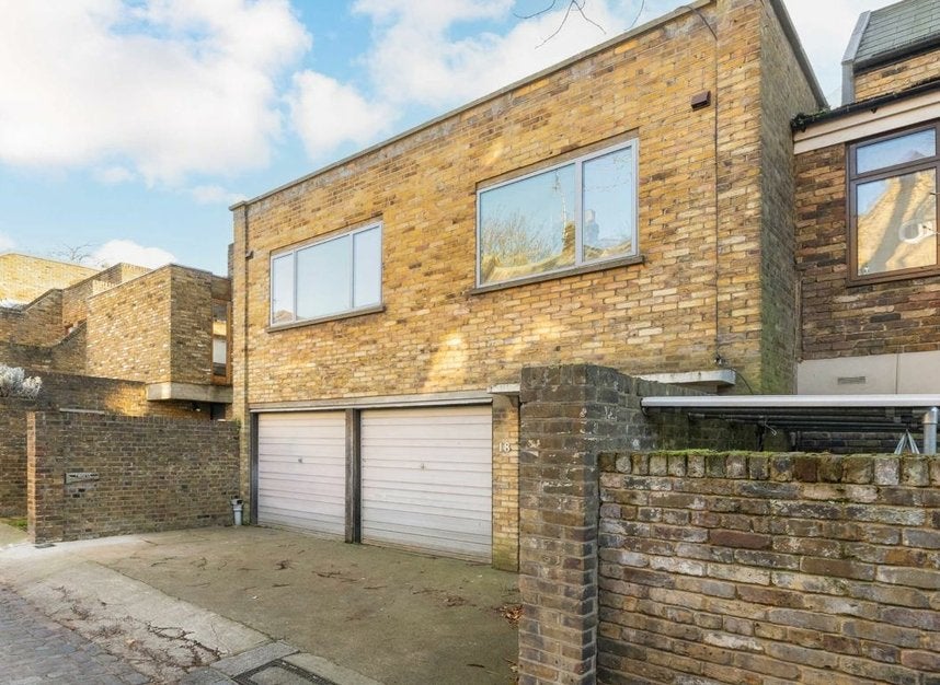 Flat Murray Mews in Greater London