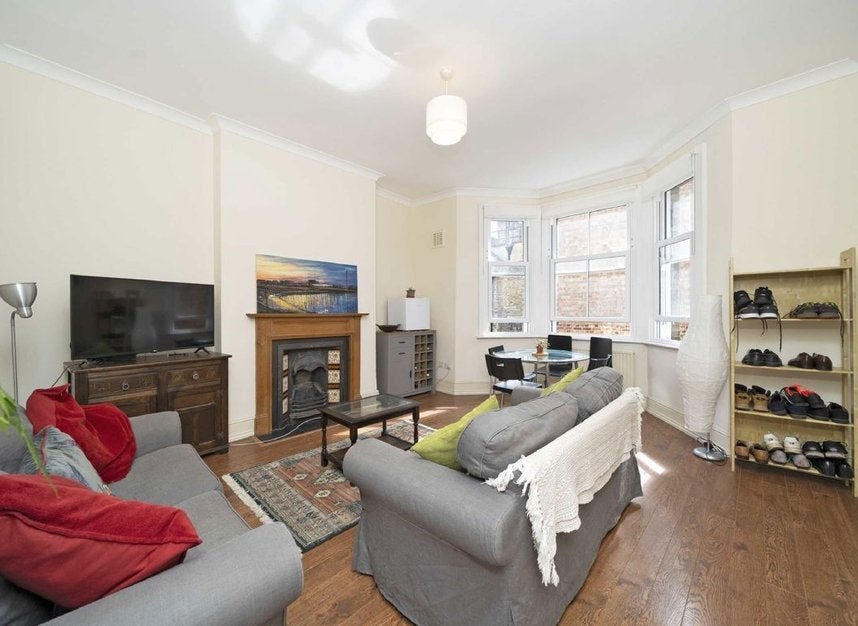 Flat Lavender Hill in Greater London