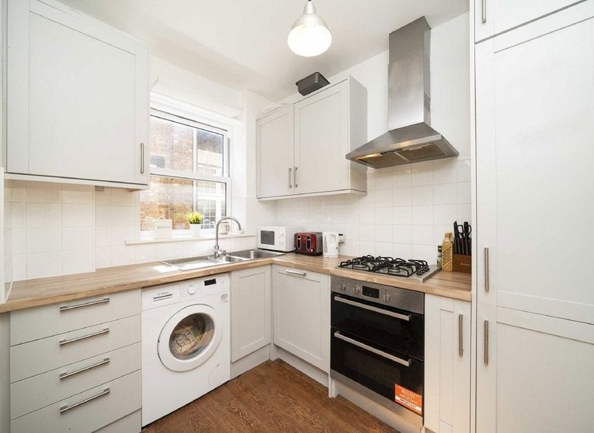 Flat Lavender Hill in Greater London