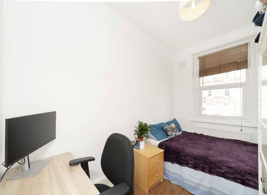 Flat Lavender Hill in Greater London
