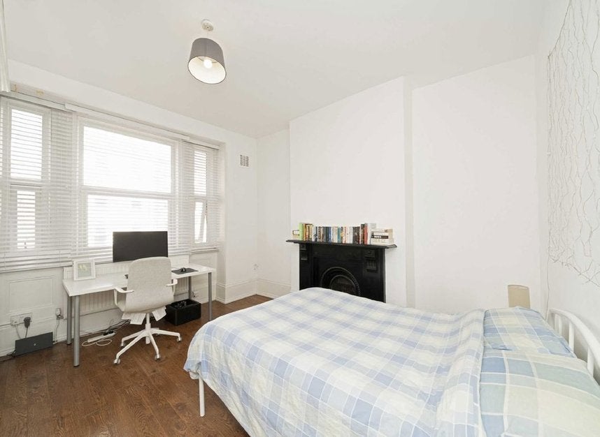 Flat Lavender Hill in Greater London