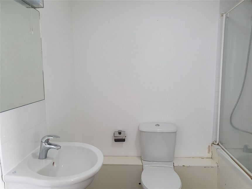 Flat Meadfield Road in Slough
