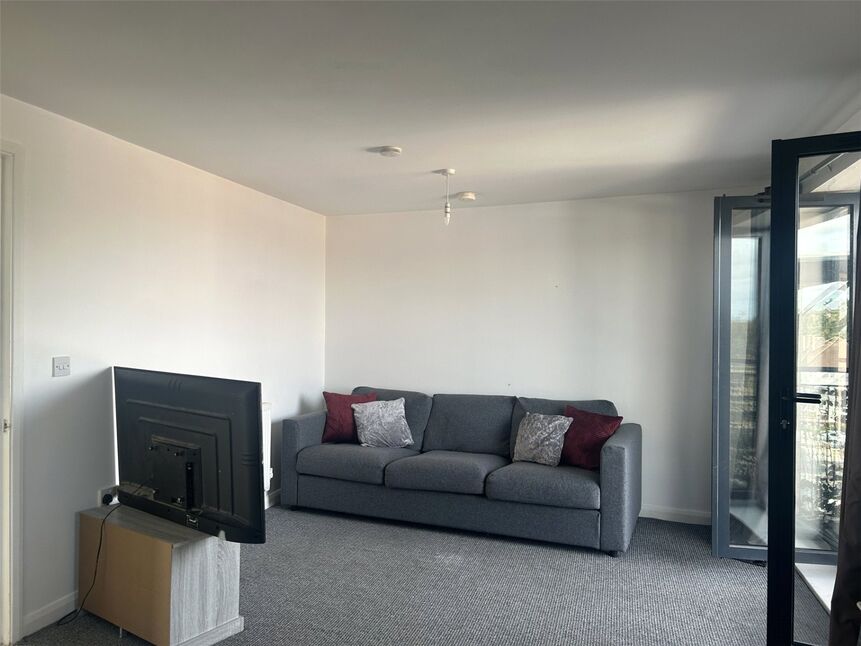 Flat Meadfield Road in Slough