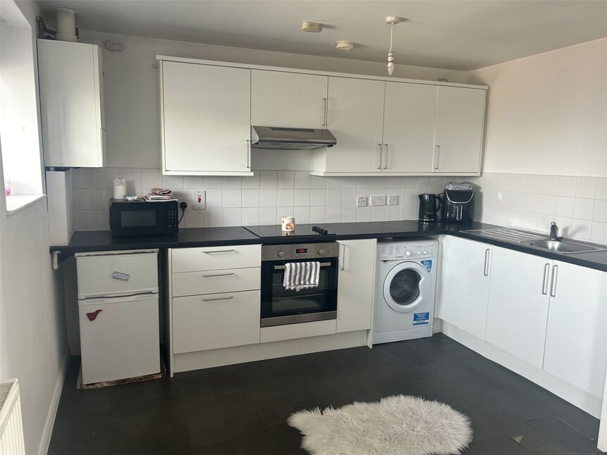 Flat Meadfield Road in Slough